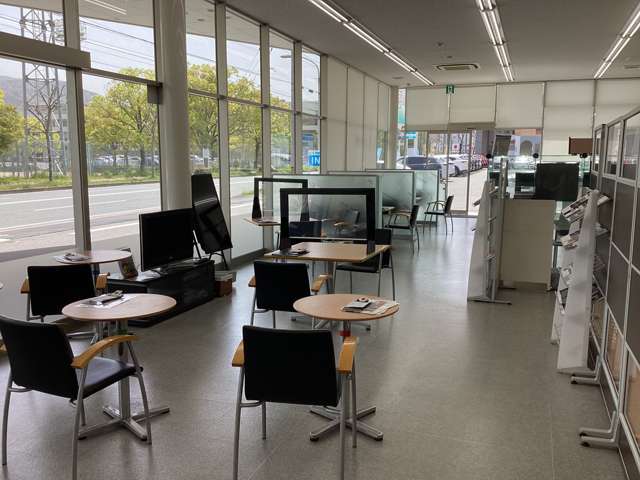 九州マツダ 穴生店